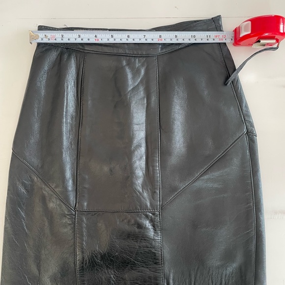 Black Vintage leather skirt - Picture 2 of 6